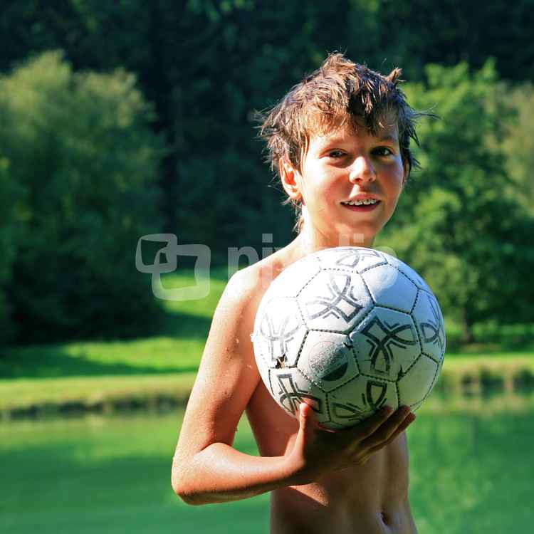 Junge am Badesee mit Ball