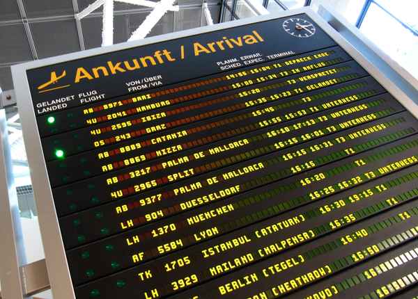 Ankunftstafel im Flughafen