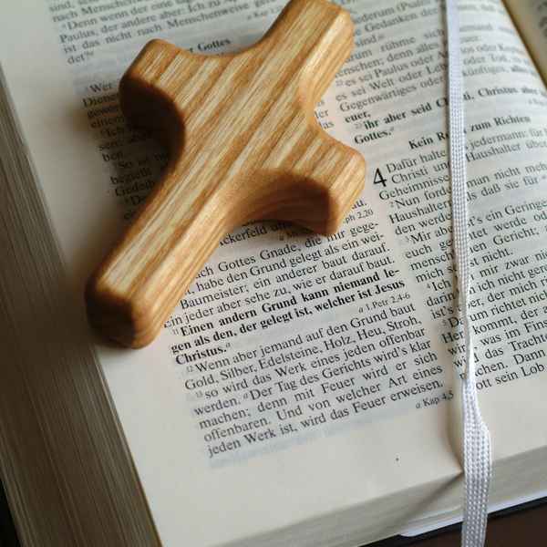 Bibel mit Fingerkreuz