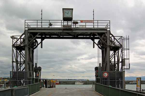 Fahrbahn-Hebewerk des Fährschiff-Anlegers in Friedrichshafen