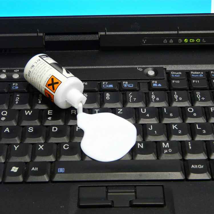 Scherzartikel auf dem Laptop