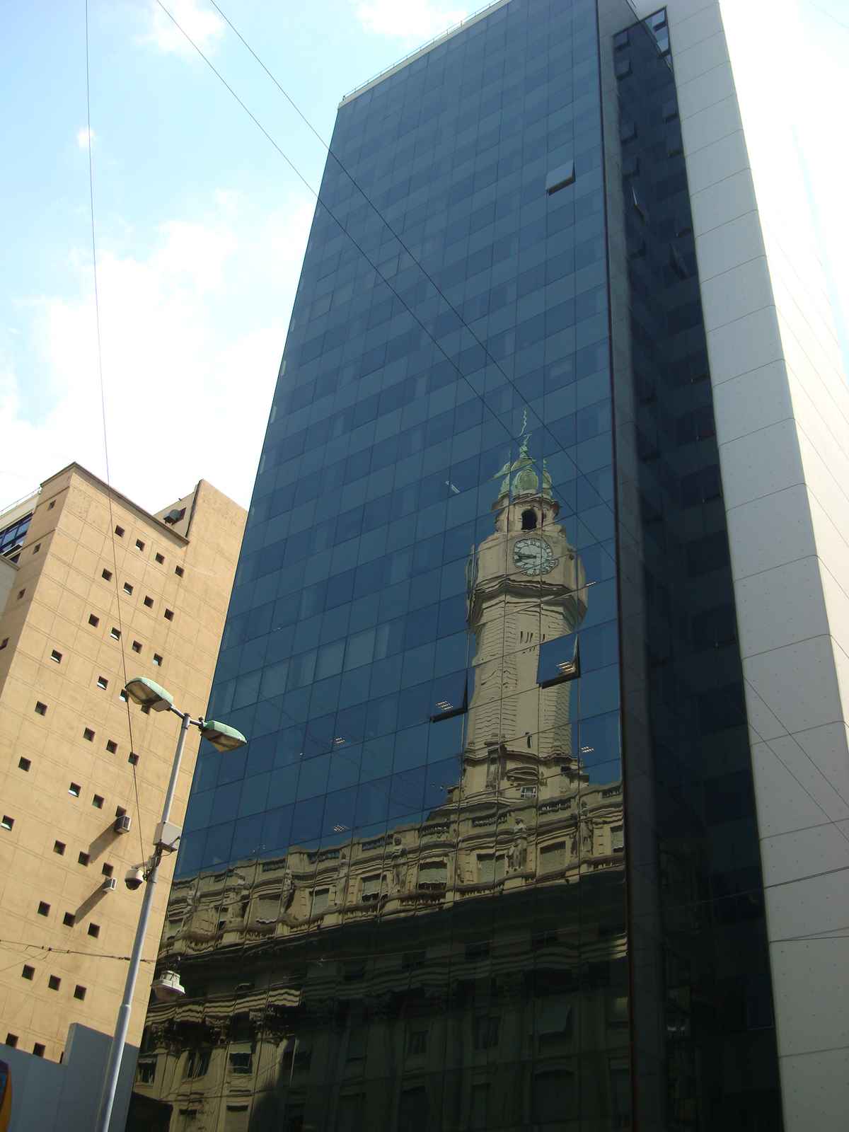 Stein spiegelt in Glas