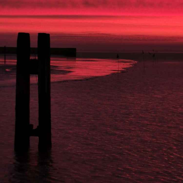Sonnenaufgang am Langeooger Hafen im Morgenrot