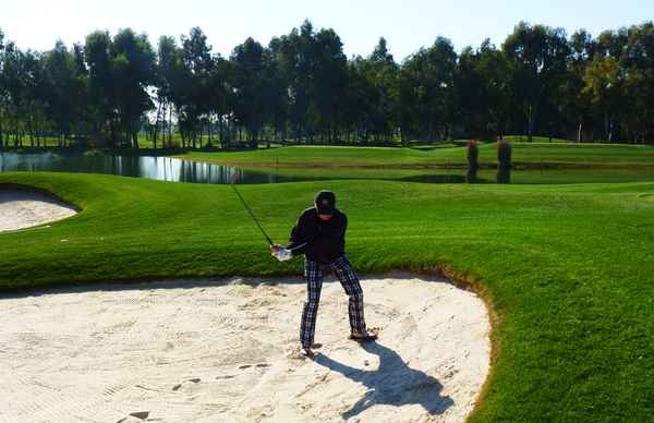 Golfer beim Bunkerschlag