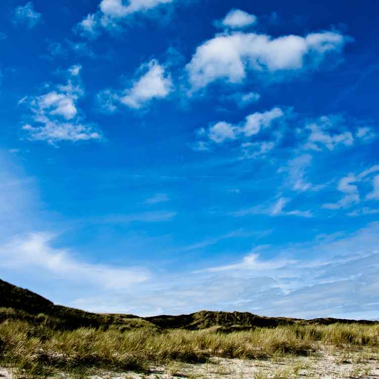 Dünen, Sand, Strand, Meer und Wolken