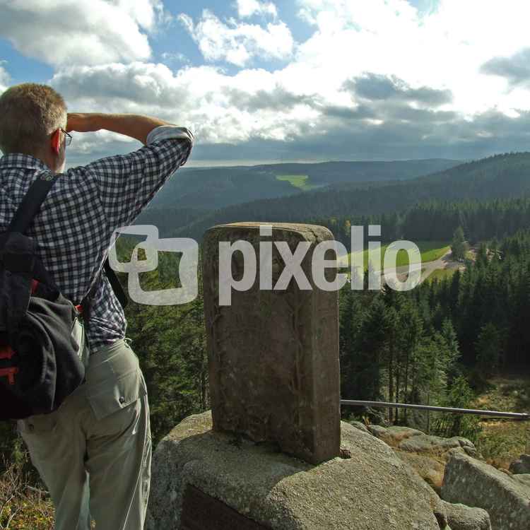 Ausblick über den Mittleren Schwarzwald beim Karlstein