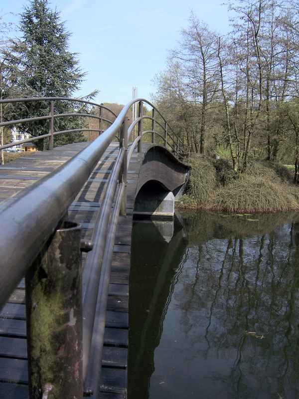 Die Brücke am Weiher