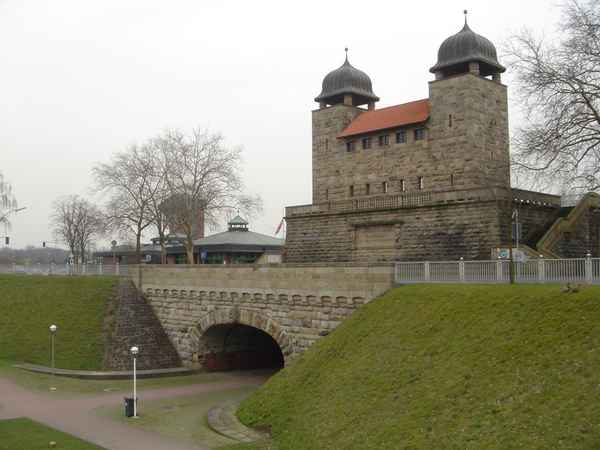 ALTES SCHIFFSHEBEWERK HENRICHENBURG