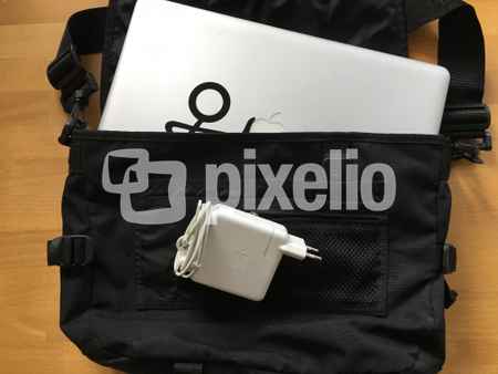 MacBook Pro in Schultertasche mit Netzteil