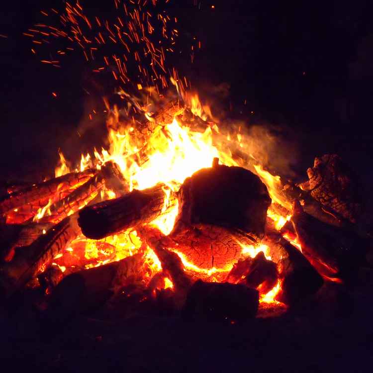 am Lagerfeuer