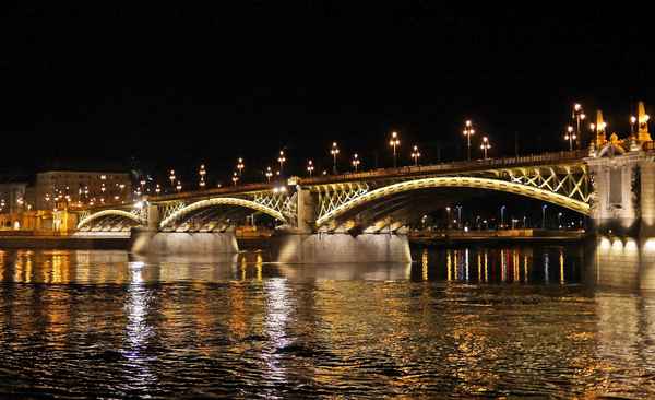 Budapest bei Nacht (4) . . . .