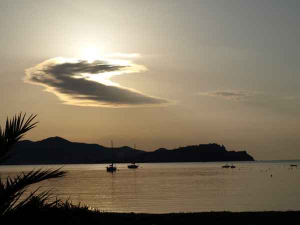 Sonnenuntergang über Wasser mit Segelschiff