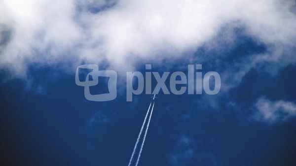 Flugzeug von unten links