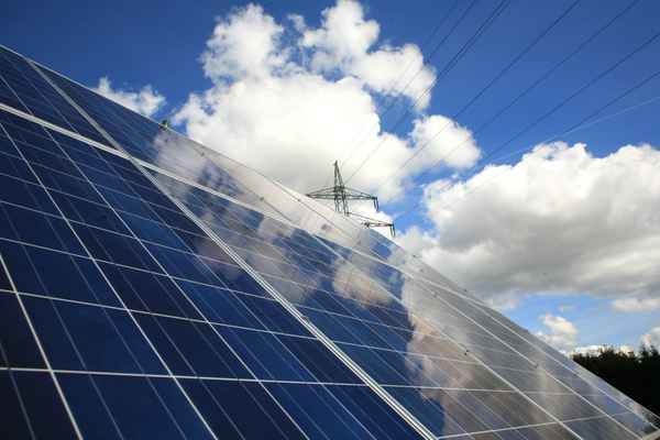 Photovoltaik-Element mit Strommast
