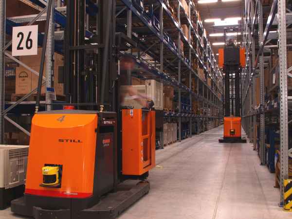 Arbeit im Logistikzentrum