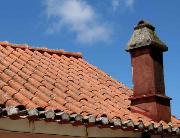 Ziegeldach mit Schornstein