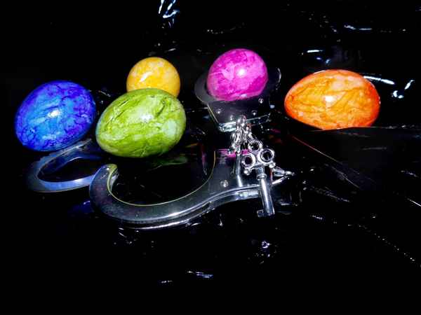 Handschellen und Ostereier ....