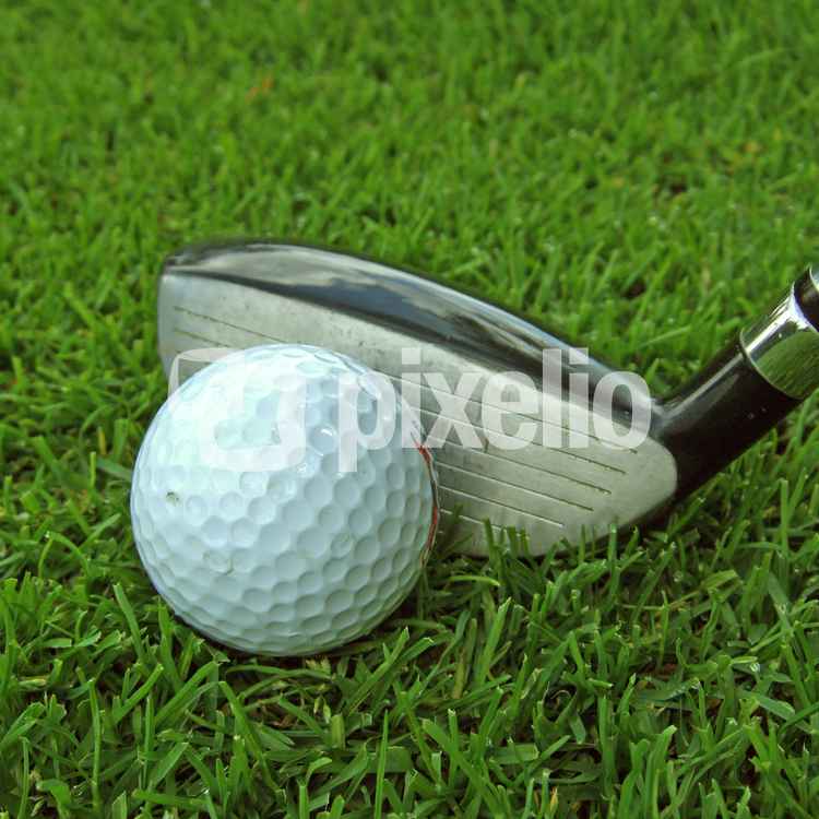 Golfball mit Hybridschläger 4