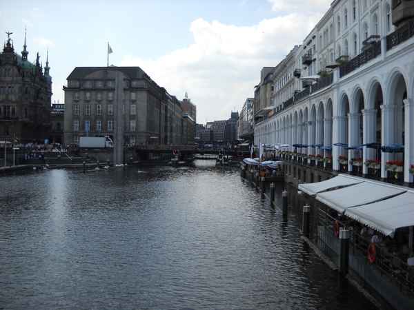 Hamburg - Alsterfleet mit Alsterarkaden, Blick vom Jungfernstieg/Reesendammbrücke in Richtung Schleusenbrücke/Rathausschleuse