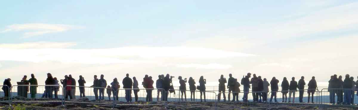 Menschenmassen bei einem Geyser in Island
