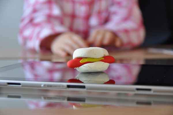 Wir kneten eine Bratwurst