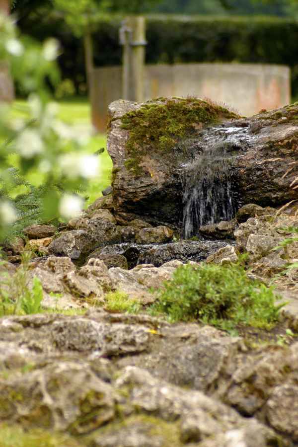 Fliessendes Wasser auf Steinen