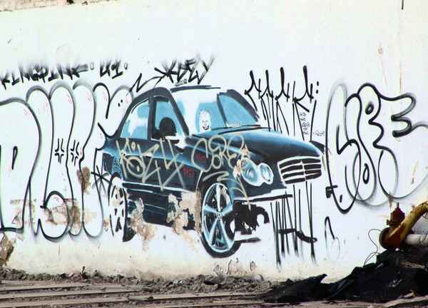 MIT DER MERCEDES E KLASSE AN DIE WAND !