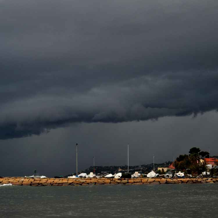 Regen über dem Meer