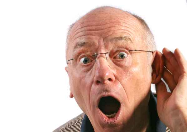 Senior erstaunt - Hand am Ohr