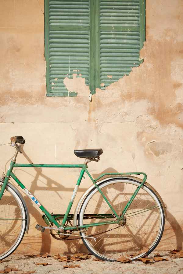 Rostiges Fahrrad an Hauswand