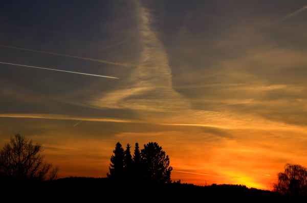 SCHAUSPIEL AM ABENDHIMMEL
