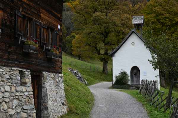 Kapelle in einem Bergdorf