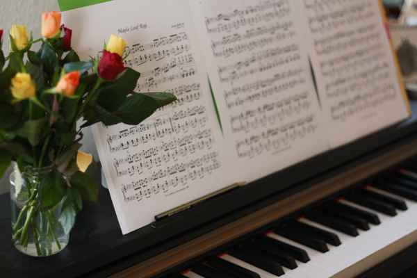 Rosen auf dem Klavier