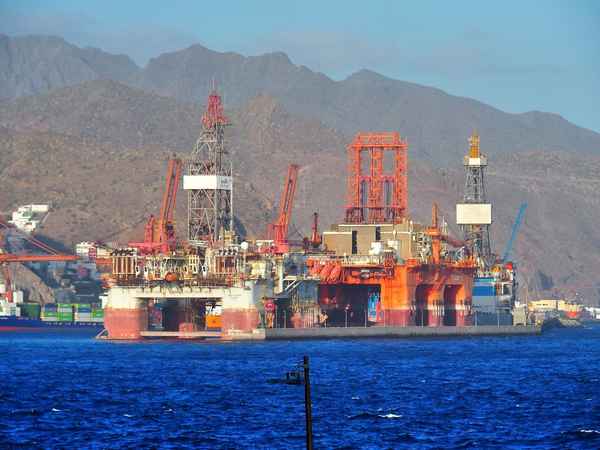 riesige Ölplattformen