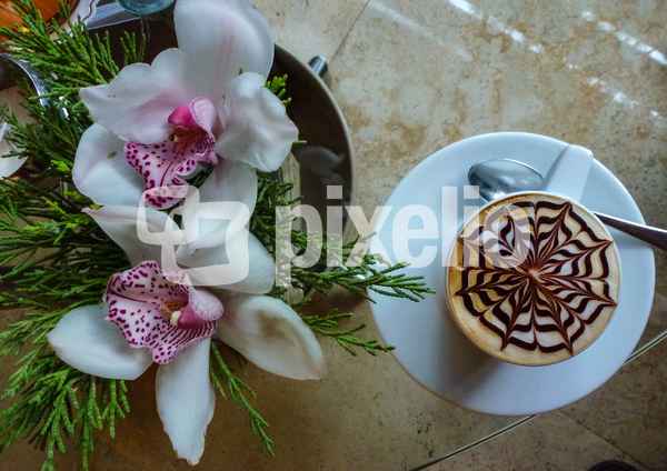 Blumige Einladung zum Cappuccino