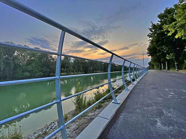 Geländer am Kanal