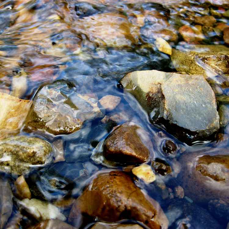 Steine im Wasser von RENOLO.DE