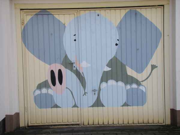 Garagentor (mit Elefant) angemalt!