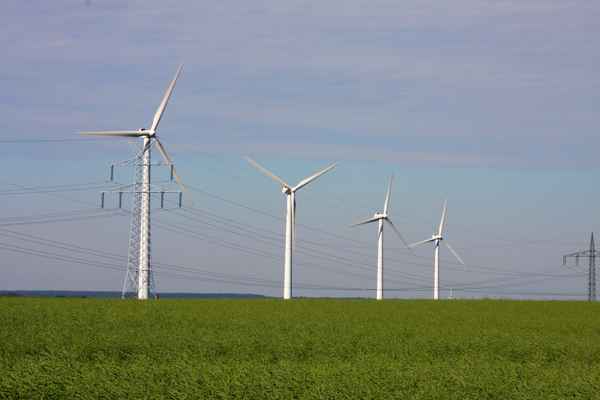 Strommasten & Windkraft in der freien Natur