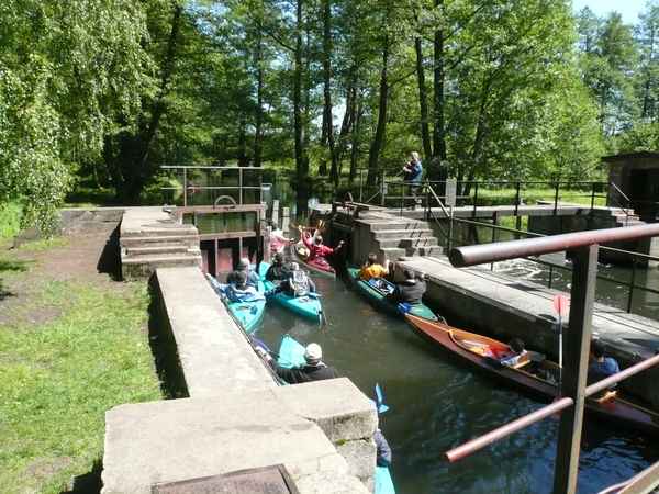 Schleuse mit Kanus