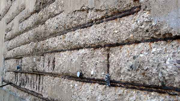 Bauschäden an Stahlbetonwand