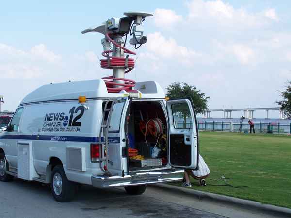 Ü-Wagen eines amerikanischen Fernsehsenders