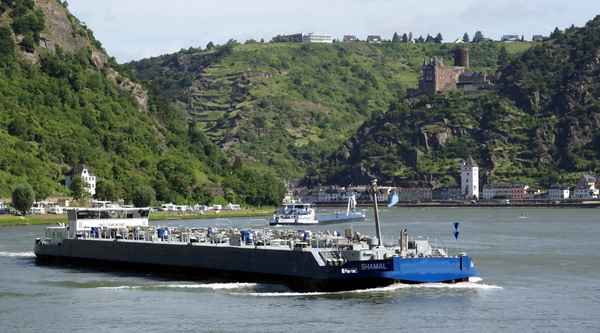 Gefahrgutfrachter auf dem Rhein
