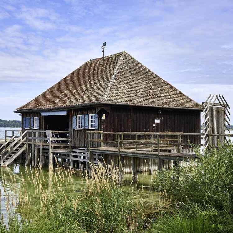 Ansicht am Ammersee: Bootshütte.