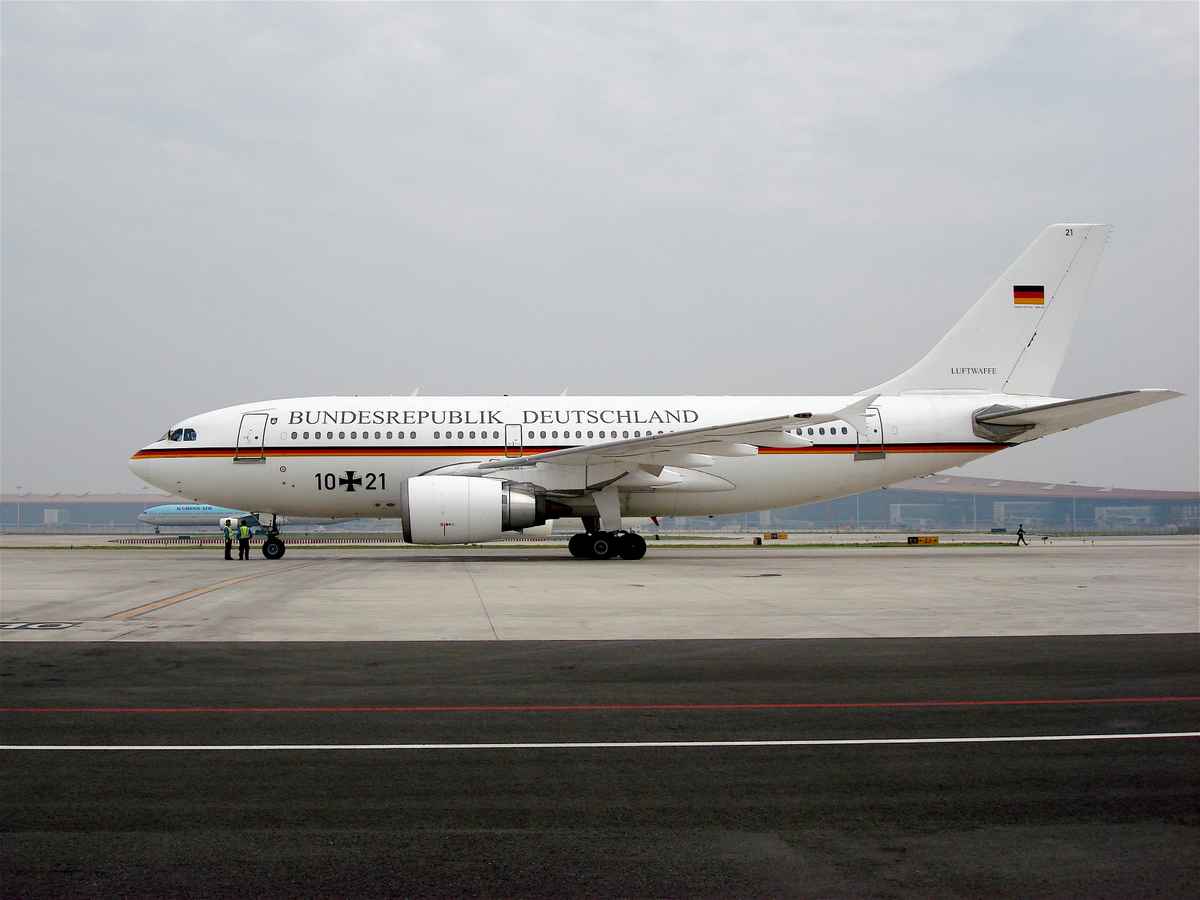 Luftwaffenairbus (Kanzlermaschine) auf dem Flughafen Peking