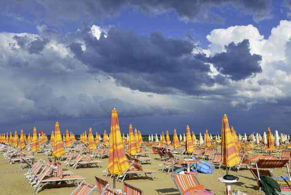 Gewitterstimmung am Strand von Rimini.