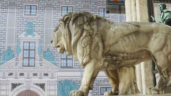 Loewe am Odeonsplatz in München