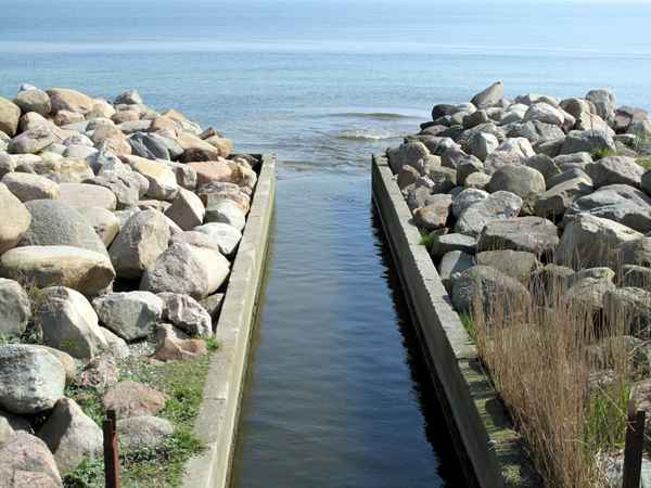 Wasserzulauf ins Meer (Ostsee)
