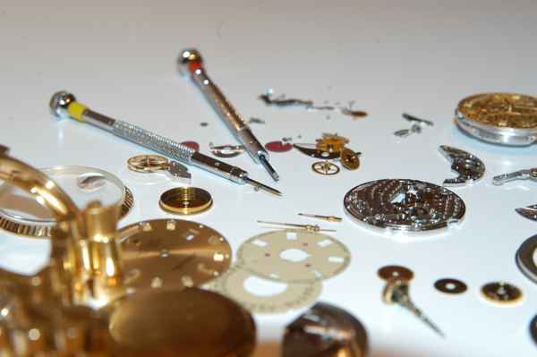 Uhrmacher Handwerker bei der Arbeit