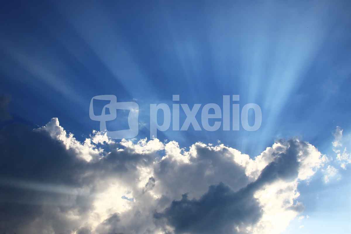sie strahlt hinter den Wolken...